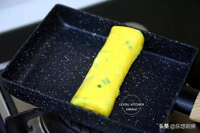 4個雞蛋,幾根韭菜,一點油沒放,做好的蛋卷嫩滑好吃,全家誇讚
