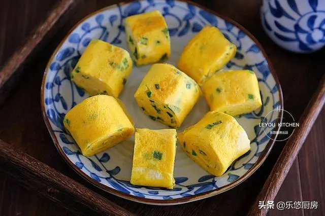 4個雞蛋,幾根韭菜,一點油沒放,做好的蛋卷嫩滑好吃,全家誇讚