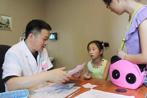 眼科主任:膽經上的"近視穴",每天敲敲,每次5分鐘,視力更清晰