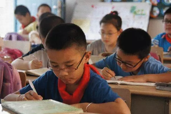 眼科主任:膽經上的"近視穴",每天敲敲,每次5分鐘,視力更清晰