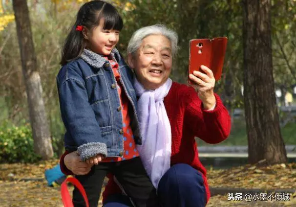 婆婆:我只養兒子不看孫子,5年後,媳婦:養老院大門開著呢