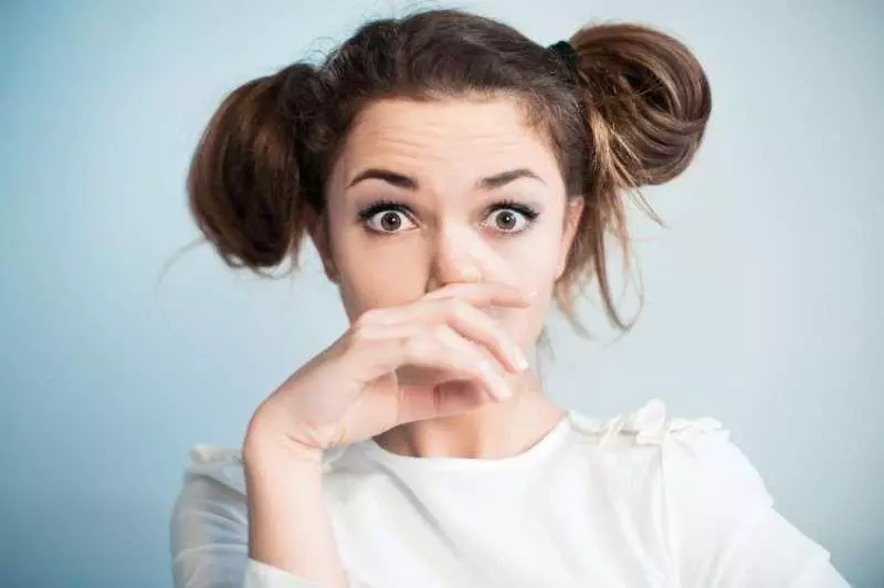 女人年紀大臉部下垂不要慌,教你「幾個小方法」,收緊眼袋顯年輕!