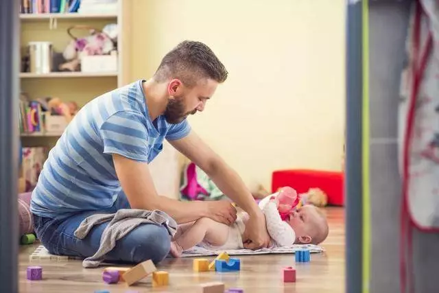 老婆說「帶小孩太累了,做不了晚飯」老公不信,決定親自體驗,結果一整天是這樣度過的