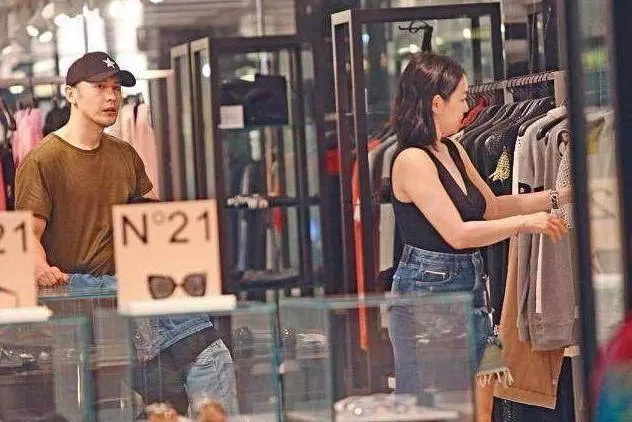 鍾麗緹張倫碩牽手逛街照曝光,男方老了許多,女方身材已無力吐槽...