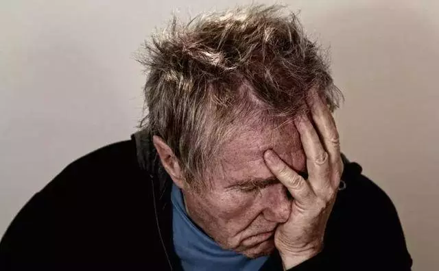 睡眠障礙引發多種疾病,睡前按一個穴位,降三高、預防老年癡呆、遠離失眠