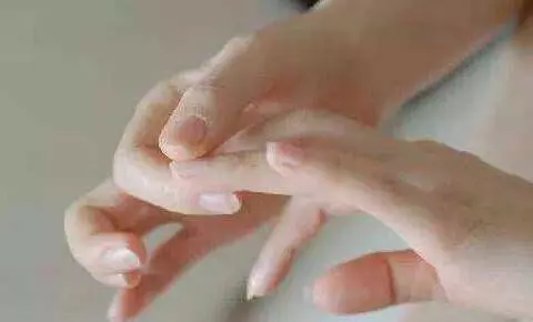 每天按摩小拇指50次,堅持一段時間,腰不疼、腿不酸,連頭髮也烏黑了,不用去染髮