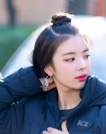 又一個含著金湯匙的女團成員,長得漂亮家裡又有錢!