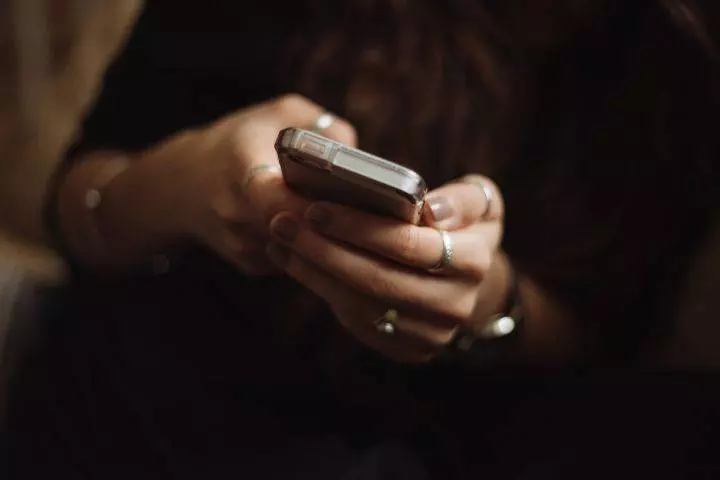 不發別人回不了的信息,是一種修養