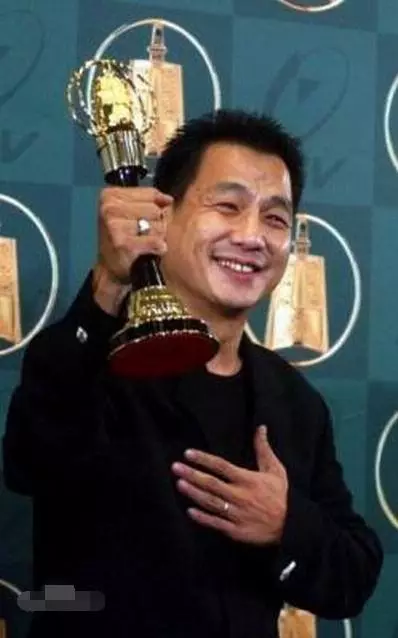 60歲[台視當家小生】沈孟生巔峰時爆出醜聞,淪落賣牛肉麵為生,轉戰大陸,如今近照曝光變這樣,網友:【浪子回頭金不換】