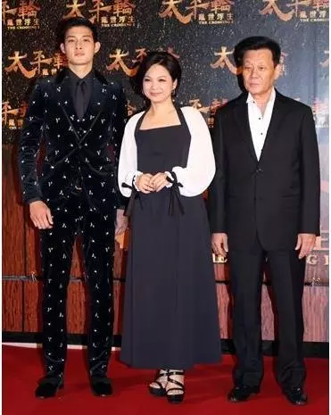 64歲寇世勳和「2個老婆近照」遭曝光!坦言:「太累了,下輩子不會再娶2個老婆」!