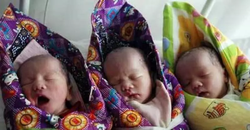 懷三胞胎女兒,被婆家趕出家,生產那天三寶寶給媽媽「報仇」
