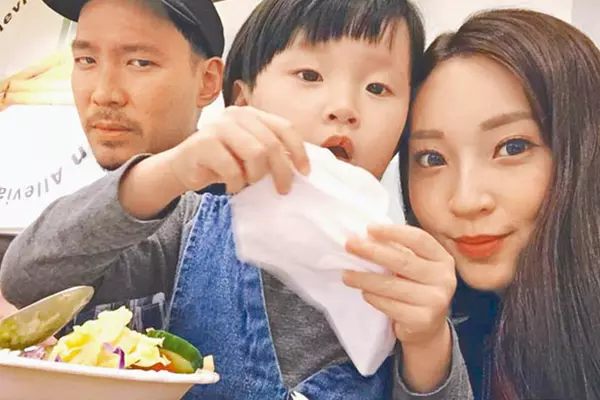 張菲抱孫包百萬大紅包給媳婦,直言「將10億家產留他們」,孫女甜喊:最喜歡鬍子爺爺