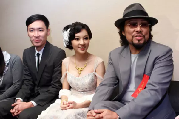 張菲抱孫包百萬大紅包給媳婦,直言「將10億家產留他們」,孫女甜喊:最喜歡鬍子爺爺