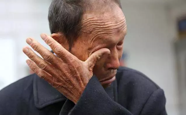 豪華婚宴上,農村阿公因「多吃一塊肉」被富二代辱罵,「新郎的做法」讓人倒吸一口涼氣!
