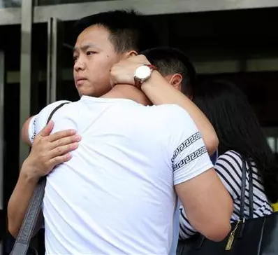 豪華婚宴上,農村阿公因「多吃一塊肉」被富二代辱罵,「新郎的做法」讓人倒吸一口涼氣!
