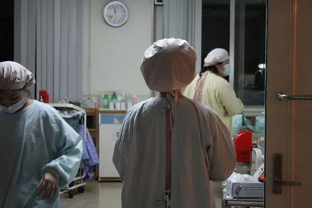 家裡沒人拜拜,亡父報夢「家門前捧飯喊餓」!她遷牌位後感嘆:珍惜家人