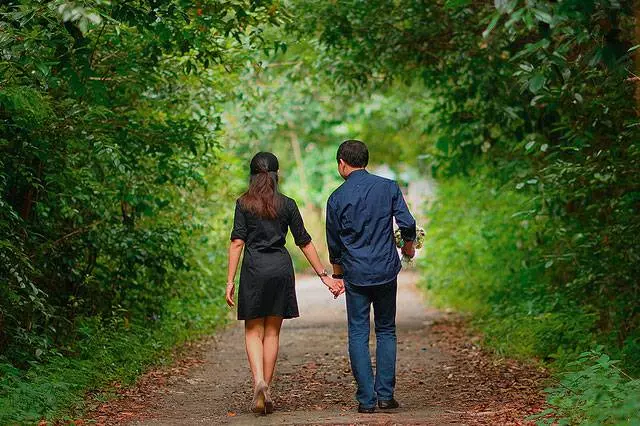 離婚的前一天晚上,婆婆突然跑來扔下一堆帳單要我付一半費用,我翻了之後,高興的一整夜沒睡..