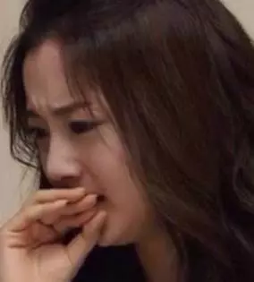 離婚的前一天晚上,婆婆突然跑來扔下一堆帳單要我付一半費用,我翻了之後,高興的一整夜沒睡..