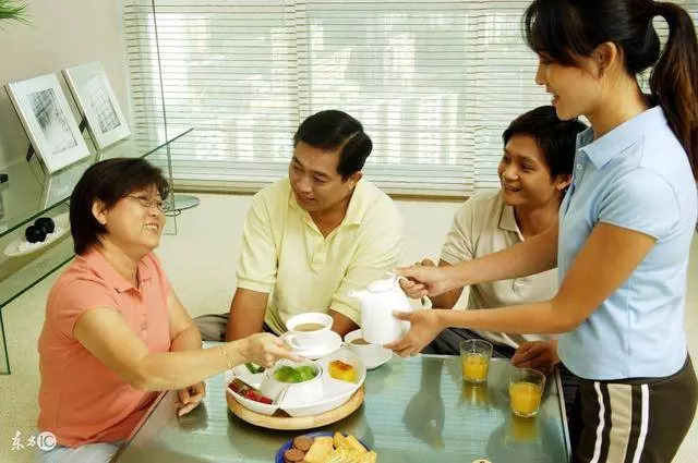 離婚的前一天晚上,婆婆突然跑來扔下一堆帳單要我付一半費用,我翻了之後,高興的一整夜沒睡..