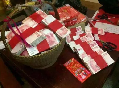 離婚的前一天晚上,婆婆突然跑來扔下一堆帳單要我付一半費用,我翻了之後,高興的一整夜沒睡..