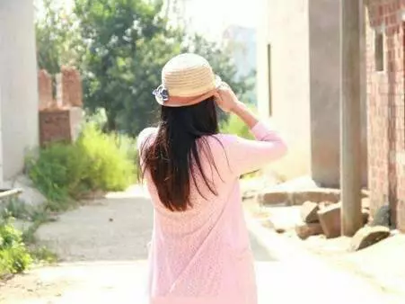 離婚的前一天晚上,婆婆突然跑來扔下一堆帳單要我付一半費用,我翻了之後,高興的一整夜沒睡..