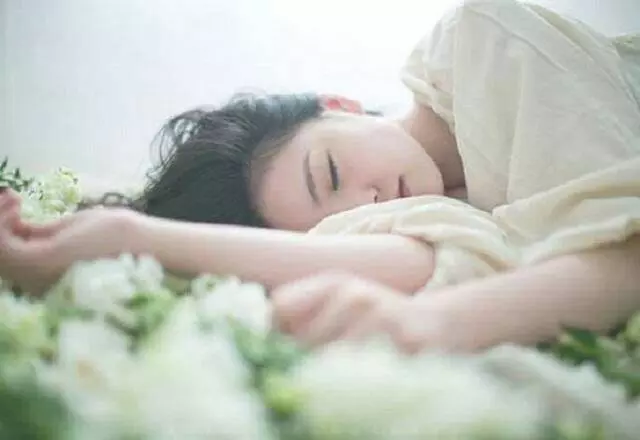 離婚的前一天晚上,婆婆突然跑來扔下一堆帳單要我付一半費用,我翻了之後,高興的一整夜沒睡..