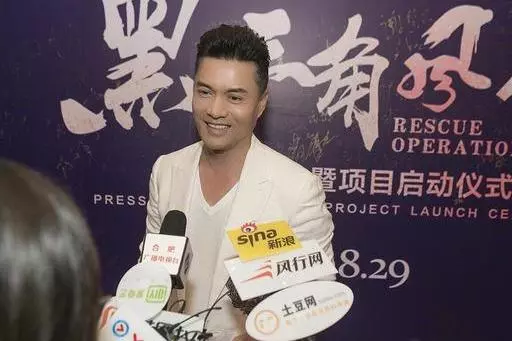 63歲的呂良偉站57歲的劉德華旁邊還以為是他弟!網友:發量羨慕了
