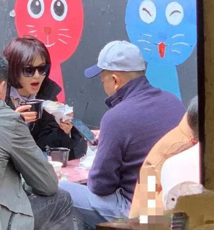63歲的呂良偉站57歲的劉德華旁邊還以為是他弟!網友:發量羨慕了