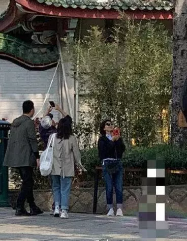 63歲的呂良偉站57歲的劉德華旁邊還以為是他弟!網友:發量羨慕了