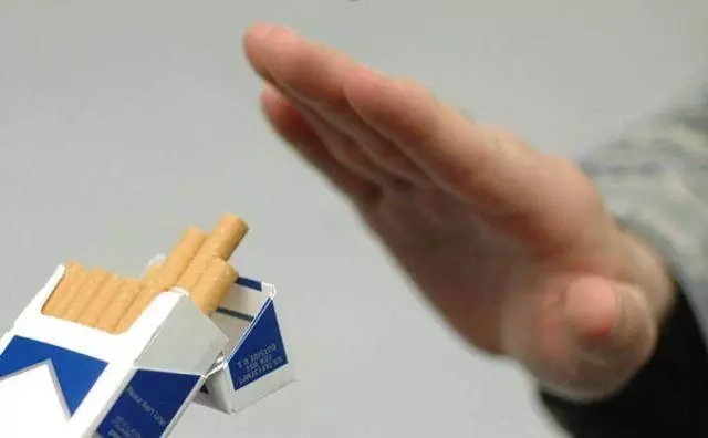 為何有口臭的成年人越來越多?除了抽菸喝酒,幾種食物會加重口臭