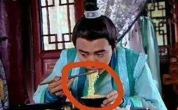 影視劇的穿幫鏡頭,看完笑出「豬」聲,請問導演你是用心的嗎?