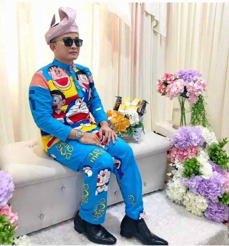 【史上最Chio結婚禮服!】大馬男子穿著一身「哆啦A夢」禮服結婚,瞬間成為焦點!
