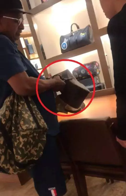 【剪名牌包男子身份曝光!】原來他是真的很有錢!而且與許多大力人物有親密合照… 網友:不簡單