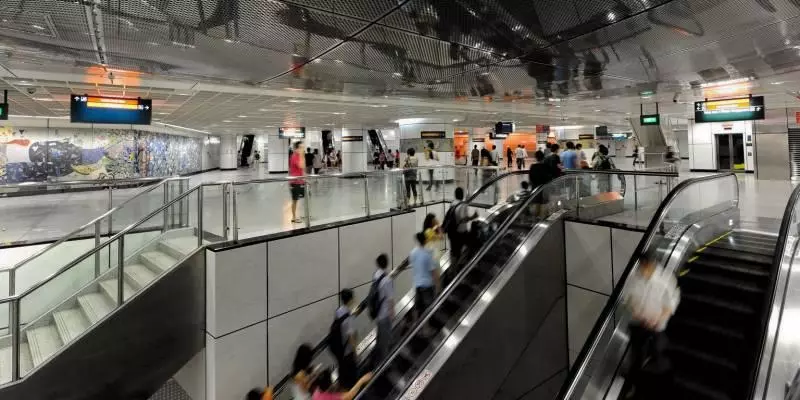大馬變態色狼一抵達新加坡就到地鐵站 偷拍女郎裙底風光 !