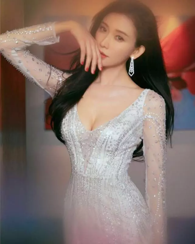 林志玲IG ,一身白色薄紗襯托深V,不失高雅的氣質,完美指數爆表!