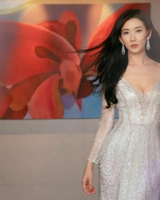 林志玲IG ,一身白色薄紗襯托深V,不失高雅的氣質,完美指數爆表!