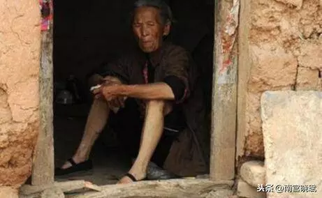 婆婆去世，三日後公公也去世，兒子翻開冰箱一瞧，隨後報了警