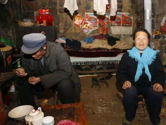 丈夫遇難,婆婆趕走兒媳,一別十年,看到一家三口,兒媳暈厥過去