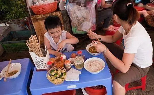 丈夫遇難,婆婆趕走兒媳,一別十年,看到一家三口,兒媳暈厥過去