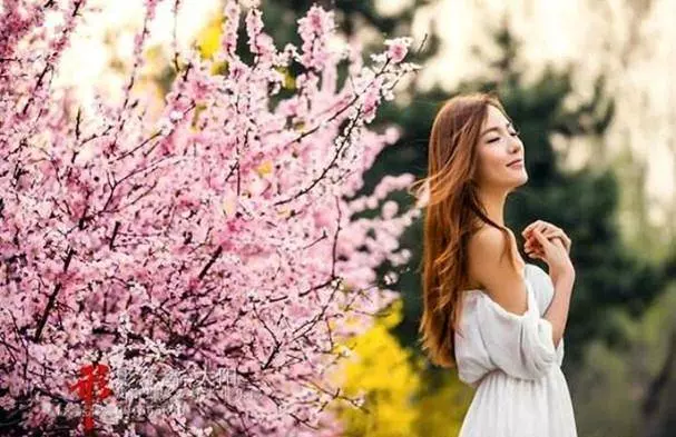 丈夫遇難,婆婆趕走兒媳,一別十年,看到一家三口,兒媳暈厥過去
