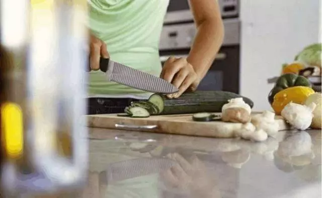 兒子回老家給母親上墳,發現一旁多了座自己的墳,拜祭後竟救了自己一命