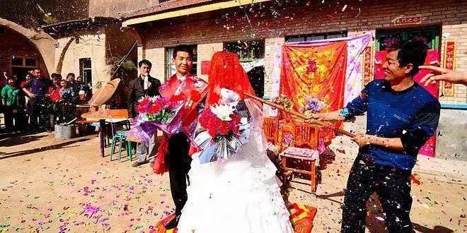 8歲女兒走失,夫妻打工尋找,15年後看到鄰居大學畢業照,愣了