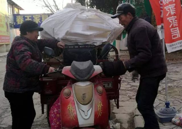 8歲女兒走失,夫妻打工尋找,15年後看到鄰居大學畢業照,愣了