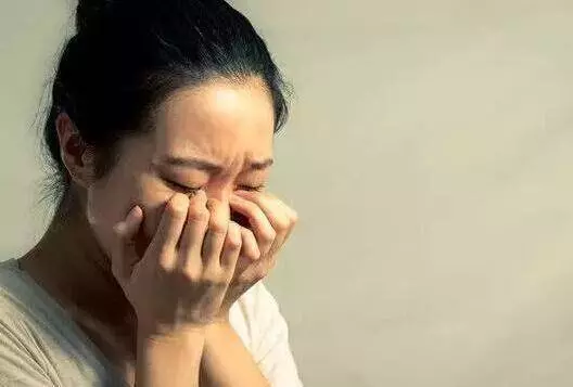 不滿母親把讀書機會給哥,她半夜偷偷離家,八年後回家,傻了