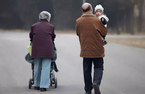 我生女兒,離婚後帶孩子回親媽和繼母家,我看明白兩人差別