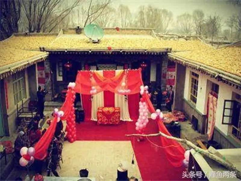 窮小子結婚,只擺五桌卻來了一百多人,看到賬單小夥子十分感動
