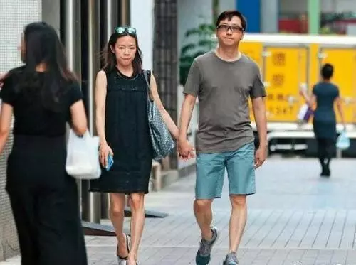 庾澄慶家庭再生糾紛?婆媳疑不和,庾澄慶「落魄」住6萬月租房?!