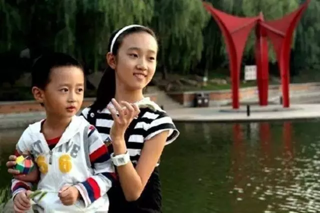 我月入兩萬弟弟結婚我給八萬,婆婆發來一條語音,我笑著提出離婚