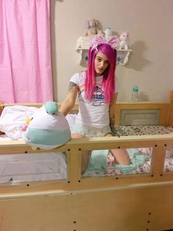 23歲正妹「一到晚上就退化成1歲嬰兒」,男友「天天餵奶包尿布」眼尖網友一看怒轟:變態!