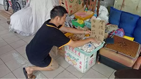 癌症爸面臨病痛危機,為孩子日夜擺攤,一天賺不到千元仍不喊苦!「等家裡有錢再讓你去補習好嗎?」